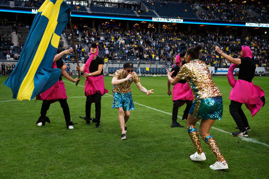 Frej Larsson och Joy framför EM-låten "Mitt Team" i
