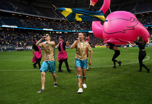 Frej Larsson och Joy framför EM-låten "Mitt Team" i