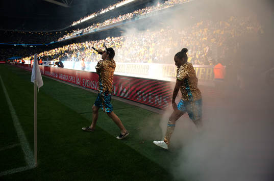 Frej Larsson och Joy framför EM-låten "Mitt Team" i