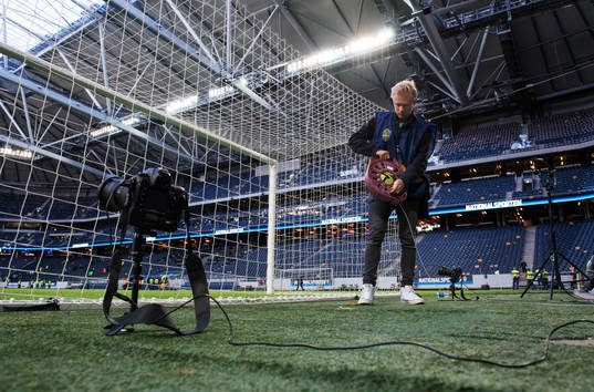 Bildbyråns fotograf Joel Marklund preparerar fjärrstyrda