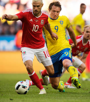 Wales Aaron Ramsey jagas av Sveriges Kim Källström