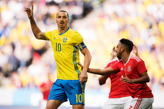 Sveriges Zlatan Ibrahimovic och Wales Neil Taylor