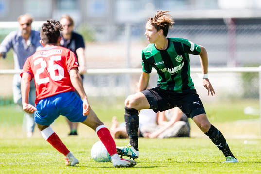 Högaborgs Benjamin Tannus med bollen