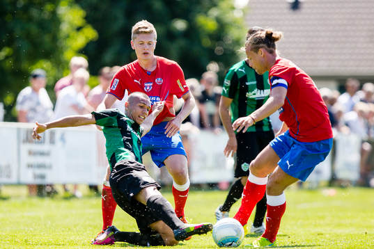 Högaborgs Sumar Almadjed i duell om bollen