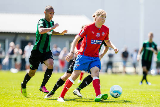 Helsingborgs Charlie Weberg drive med bollen framför