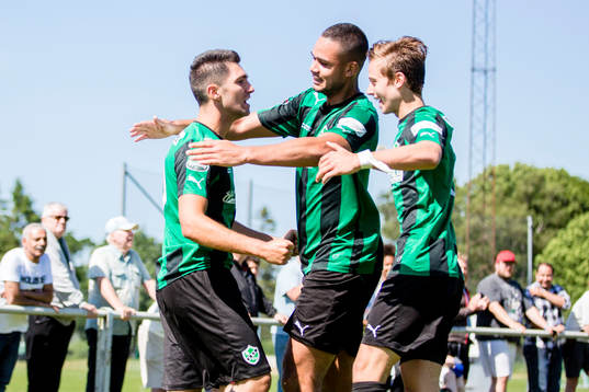 Högaborgs Robert Mirosavic jublar med lagkamrater