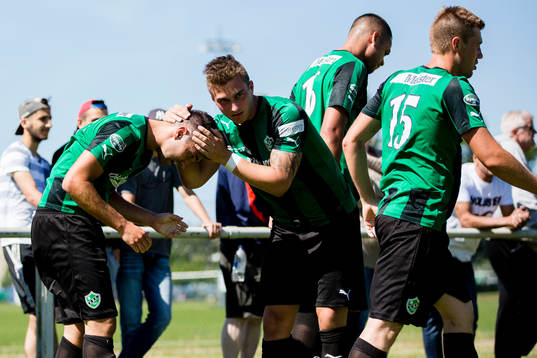 Högaborgs Robert Mirosavic jublar med lagkamrater