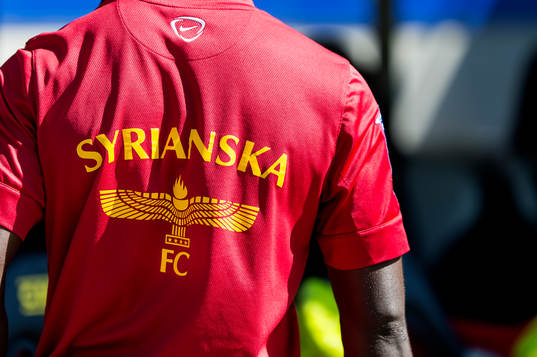 Syrianskas klubbemblem före fotbollsmatchen i Superettan