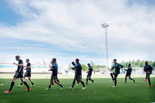 GAIS spelare värmer upp