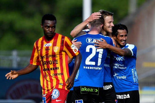 Halmstads Alexander Ruud Tveter jublar med lagkamrater