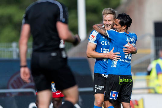 Halmstads Alexander Ruud Tveter (v) har gjort 1-0 och