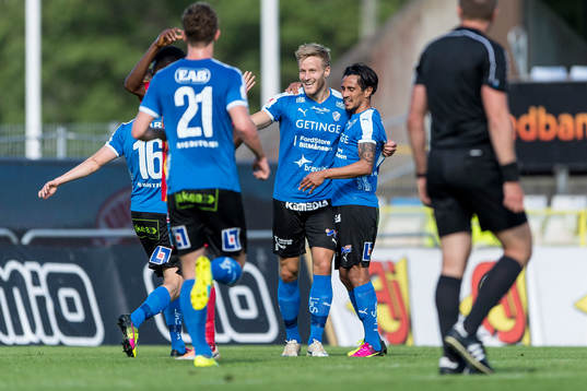 Halmstads Alexander Ruud Tveter ( i mitten) har gjort 1-0