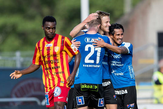 Halmstads Alexander Ruud Tveter ( i mitten) har gjort 1-0