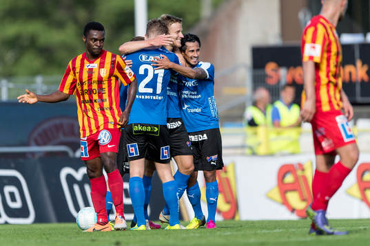 Halmstads Alexander Ruud Tveter ( i mitten) har gjort 1-0