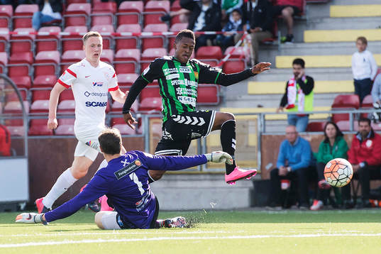 GAIS Luther Singh och Assyriskas målvakt Robin Malmkvist i