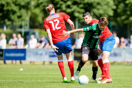 Högaborgs Benjamin Tannus tar sig igenom Helsingborgs