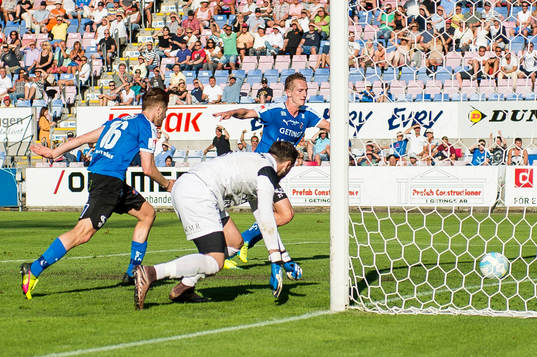 Halmstads Andreas Bengtsson gör 2-0 och jublar