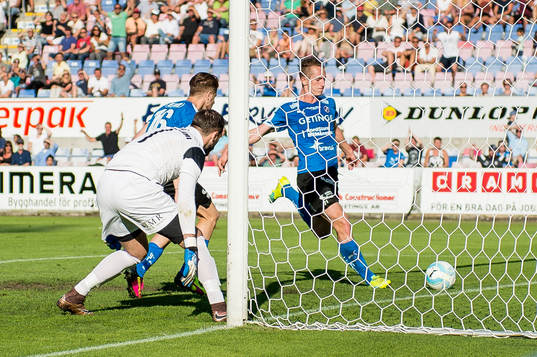 Halmstads Andreas Bengtsson gör 2-0 och jublar