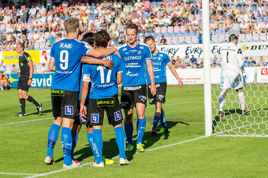 Halmstads Andreas Bengtsson har gjort 2-0 och jublar