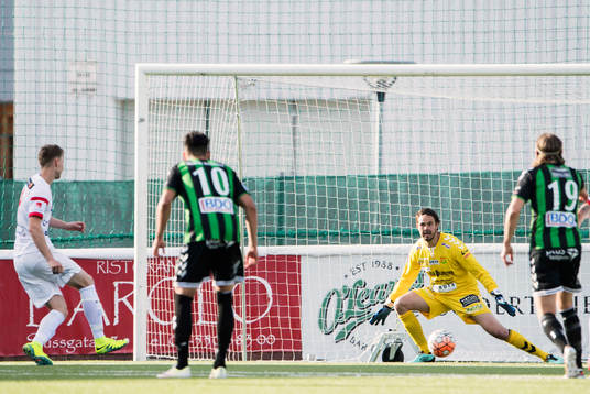 Assyriskas Tim Söderström sätter 2-2 på straff på