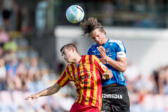 Syrianskas Marko Nikolic  och Halmstads Fredrik Liverstam
