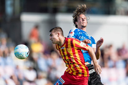 Syrianskas Marko Nikolic  och Halmstads Fredrik Liverstam