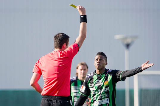 GAIS Luther Singh tilldelas ett gult kort
