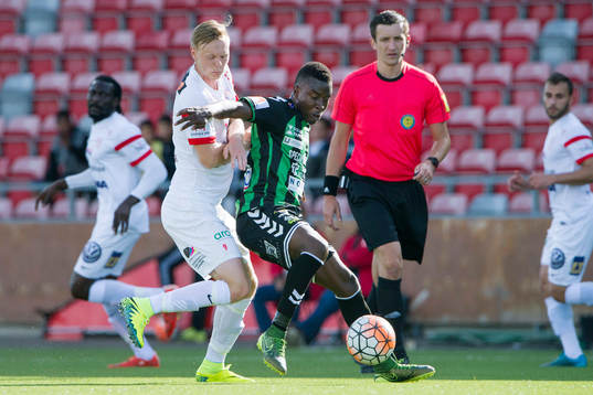 Assyriskas Tim Söderström och GAIS Kieron Cadogan i kamp