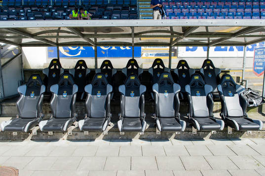 Avbytarbänken på Örjans Vall före fotbollsmatchen i