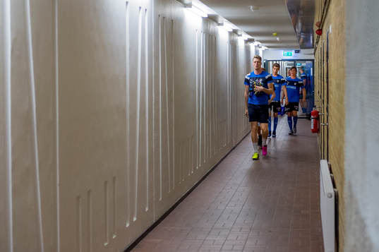 Halmstads spelare på väg in före fotbollsmatchen i