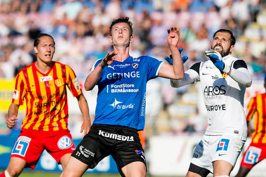 Halmstads Andreas Bengtsson och Syrianskas målvakt Dejan