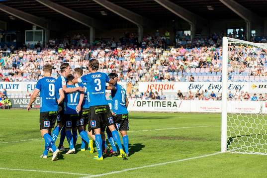 Halmstads Andreas Bengtsson har gjort 2-0 och spelarna