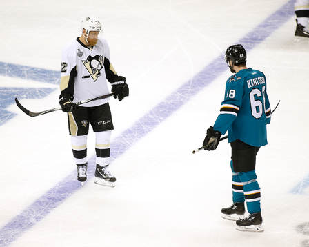 Pittsburgh Penguins right wing Patric Hörnqvist (72) and