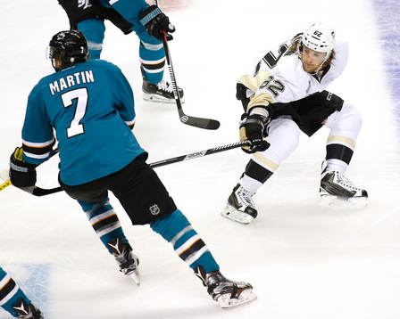 Pittsburgh Penguins left wing Carl Hagelin (62)
