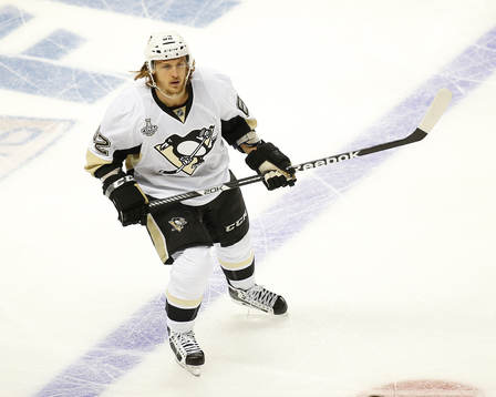 Pittsburgh Penguins left wing Carl Hagelin (62)