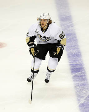 Pittsburgh Penguins left wing Carl Hagelin (62)