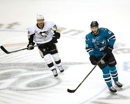 Pittsburgh Penguins right wing Patric Hörnqvist (72) and