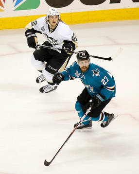 Pittsburgh Penguins left wing Carl Hagelin (62)