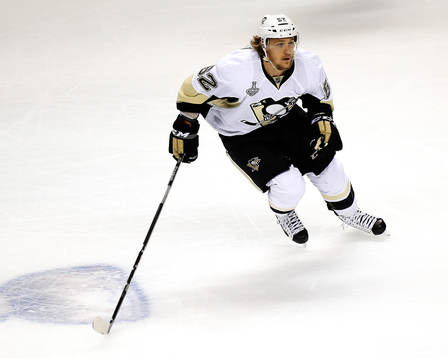 Pittsburgh Penguins left wing Carl Hagelin (62)