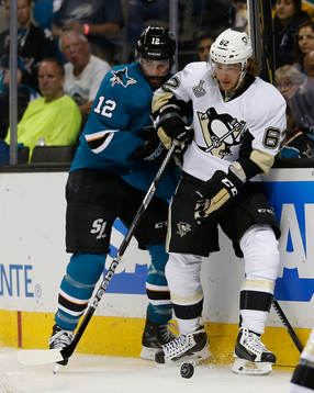 Pittsburgh Penguins left wing Carl Hagelin (62) battles