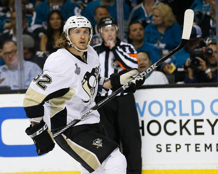 Pittsburgh Penguins left wing Carl Hagelin (62)