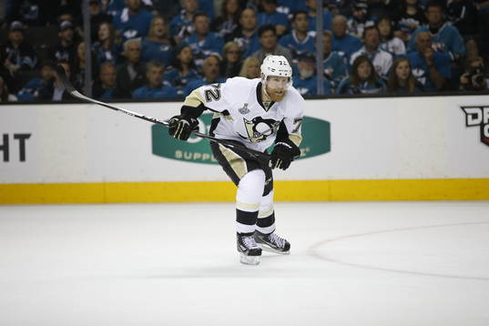 Pittsburgh Penguins right wing Patric Hörnqvist (72)