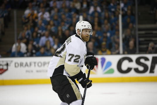 Pittsburgh Penguins right wing Patric Hörnqvist (72)