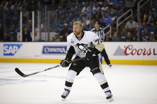 Pittsburgh Penguins right wing Patric Hörnqvist (72)