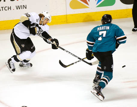 Pittsburgh Penguins left wing Carl Hagelin (62)