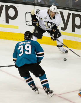Pittsburgh Penguins left wing Carl Hagelin (62)