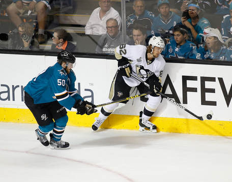Pittsburgh Penguins left wing Carl Hagelin (62) and San