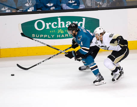 Pittsburgh Penguins left wing Carl Hagelin (62) and San