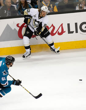 Pittsburgh Penguins left wing Carl Hagelin (62)