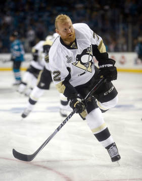 Pittsburgh Penguins right wing Patric Hörnqvist (72)